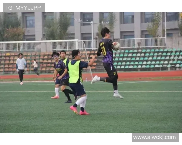 帅气足球明星赤脚奔跑展现无畏精神与自然之美 帅气足球明星赤脚奔跑展现无畏精神与自然之美